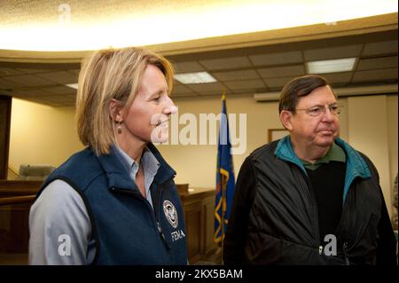 Hochwasser - Minot, N.D., 20. Oktober 2011 FEMA Associate Administrator of Response and Recovery William Carwile und Federal Coordinating Officer Deanne Criswell trafen sich mit staatlichen und lokalen Beamten im Minot's City Hall. Die FEMA arbeitet mit staatlichen und lokalen Partnern zusammen, um die von der historischen Überschwemmung des Souris River in Minot betroffenen Personen zu unterstützen. FEMA-Foto von Cynthia Hunter. Überschwemmung In North Dakota. Fotos zu Katastrophen- und Notfallmanagementprogrammen, Aktivitäten und Beamten Stockfoto