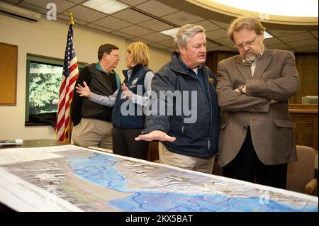 Flooding - Minot, N.D., 20. Oktober 2011 David Miller (rechts), Associate Administrator der Federal Insurance and Mitigation Administration der FEMA, hört dem Gouverneur Jack Dalrymple (links) von North Dakota während einer Arbeitssitzung mit der FEMA Federal Coordinating Officer Deanne Criswell, FEMA Associate Administrator of Response and Recovery William Carwile, zu (Ganz links) und andere staatliche und lokale Beamte im Rathaus von Minot. Die FEMA arbeitet mit staatlichen und lokalen Partnern zusammen, um die von der historischen Überschwemmung des Souris River in Minot betroffenen Personen zu unterstützen. Überschwemmung In North Dakota. Fotos, Die Sich Darauf Beziehen Stockfoto