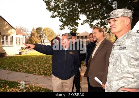 Überschwemmungen - Minot, N. D., 20. Oktober 2011 David Miller (Mitte rechts), Associate Administrator of the FEMA's Federal Insurance and Mitigation Administration, North Dakota Governor Jack Dalrymple (links) und U.S. Army Major General David A. Sprynczynatyk untersuchen ein durch Überschwemmungen beschädigtes Haus in Minot. Die FEMA arbeitet mit staatlichen und lokalen Partnern zusammen, um die von der historischen Überschwemmung des Souris River in Minot betroffenen Personen zu unterstützen. FEMA . Überschwemmung In North Dakota. Fotos zu Katastrophen- und Notfallmanagementprogrammen, Aktivitäten und Beamten Stockfoto