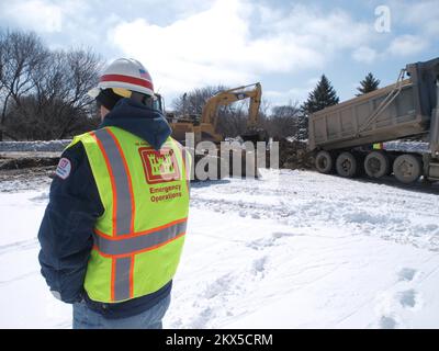 Überschwemmungen - Fargo, N. D. , 28. März 2009 Kernarbeit der US-Armee zur Verstärkung der Sandsäcke im südlichen Waldgebiet. Foto: Michael Rieger/FEMA. Schwere Stürme und Überschwemmungen in North Dakota. Fotos zu Katastrophen- und Notfallmanagementprogrammen, Aktivitäten und Beamten Stockfoto