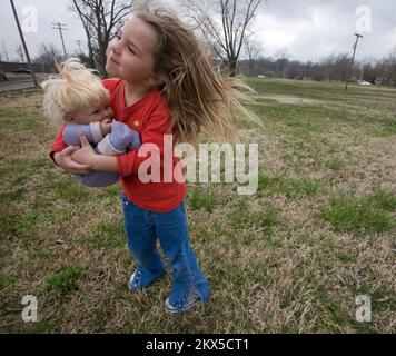 Schwere Stürme und Überschwemmungen, Cape Girardeau, MO, 27. März 2008 vier Jahre alt, Alison Schaefer und ihre Puppe, Delana, stehen in einem Park in der Nähe ihres Hauses in Cape Girardeau. Im Jahr 1993 wurde dieses Gebiet vollständig überflutet und die Gemeinde nahm an einer FEMA-Übernahme Teil, bei der 97 Häuser gekauft und das Gebiet in einen Park umgewandelt wurden. Dieses Jahr überlebte das Gebiet die Überschwemmung des Mississippi 2008. Andrea Booher/FEMA... Fotos zu Katastrophen- und Notfallmanagementprogrammen, Aktivitäten und Beamten Stockfoto
