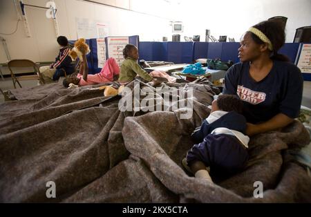 Damm/Levee Break extreme Temperaturen Überschwemmung Wintersturm - Fargo, N. D. , 28. März 2009 Bewohner von Fargo, Baita James und ihre Familie suchen nach Rang im temporären Red Cross-Unterschlupf in Fargo, nachdem sie aus ihrem Haus evakuiert wurden. Andrea Booher/FEMA. Schwere Stürme und Überschwemmungen in North Dakota. Fotos zu Katastrophen- und Notfallmanagementprogrammen, Aktivitäten und Beamten Stockfoto