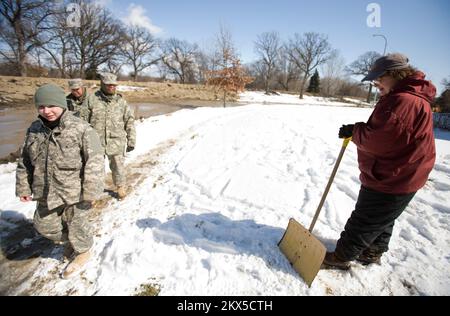 Damm/Levee Break Extreme Temperaturen Überschwemmung schwerer Sturm - Fargo, N. D. , 28. März 2009 Kipplaster, die Dämme entlang des Red River in der Nähe von Fargo hochschleppen. Andrea Booher/FEMA, Schwere Stürme und Überschwemmungen in North Dakota. Fotos zu Katastrophen- und Notfallmanagementprogrammen, Aktivitäten und Beamten Stockfoto