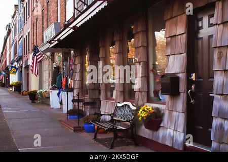 Skaneateles, New York, USA. 4. November 2022. Charmante Geschäfte und Boutiquen im Dorfzentrum von Skaneateles, New York an einem ruhigen Herbstmorgen Stockfoto