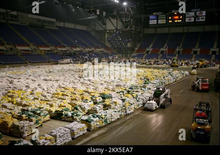 Damm/Levee Break Extreme Temperaturen Überschwemmung Wintersturm - Fargo, N. D. , 29. März 2009 Freiwillige aus dem Red River Valley und darüber hinaus arbeiten Sandsäcke im Fargodome in Vorbereitung auf den kommenden Sturm zu füllen. An diesem Tag wurden über 300.000 Sandsäcke gelagert. Andrea Booher/FEMA. Schwere Stürme und Überschwemmungen in North Dakota. Fotos zu Katastrophen- und Notfallmanagementprogrammen, Aktivitäten und Beamten Stockfoto