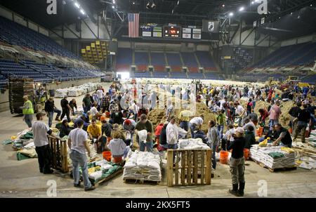 Damm/Levee Break Extreme Temperaturen Überschwemmung Wintersturm - Fargo, N. D. , 29. März 2009 Freiwillige aus dem Red River Valley und darüber hinaus arbeiten Sandsäcke im Fargodome in Vorbereitung auf den kommenden Sturm zu füllen. An diesem Tag wurden über 300.000 Sandsäcke gelagert. Andrea Booher/FEMA. Schwere Stürme und Überschwemmungen in North Dakota. Fotos zu Katastrophen- und Notfallmanagementprogrammen, Aktivitäten und Beamten Stockfoto