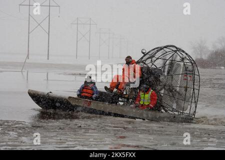 Damm/Levee Break Hochwasser bei extremen Temperaturen - Cass County, N. D. , 30. März 2009 Cass County Sheriff's Dept. , U. S. Fish and Wildlife und lokale Search and Rescue Freiwillige überprüfen isolierte Bewohner in abgelegenen Bauerngemeinden am Wild Rice River. Andrea Booher/FEMA. Schwere Stürme und Überschwemmungen in North Dakota. Fotos zu Katastrophen- und Notfallmanagementprogrammen, Aktivitäten und Beamten Stockfoto