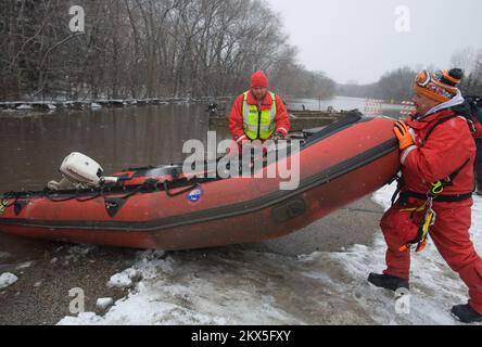 Damm/Levee Break Extreme Temperaturen Überschwemmung Wintersturm - Moorhead, Minnesota , 30. März 2009 Clay County Sheriff's Dept. Und örtliche Such- und Rettungsdienste überprüfen die Bewohner am Red River. Andrea Booher/FEMA. Schwere Stürme und Überschwemmungen in Minnesota. Fotos zu Katastrophen- und Notfallmanagementprogrammen, Aktivitäten und Beamten Stockfoto