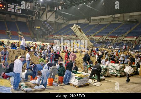 Damm/Levee Break Extreme Temperaturen Überschwemmung Wintersturm - Fargo, N. D. , 29. März 2009 Freiwillige aus dem Red River Valley und darüber hinaus arbeiten Sandsäcke im Fargodome in Vorbereitung auf den kommenden Sturm zu füllen. An diesem Tag wurden über 300.000 Sandsäcke gelagert. Andrea Booher/FEMA. Schwere Stürme und Überschwemmungen in North Dakota. Fotos zu Katastrophen- und Notfallmanagementprogrammen, Aktivitäten und Beamten Stockfoto