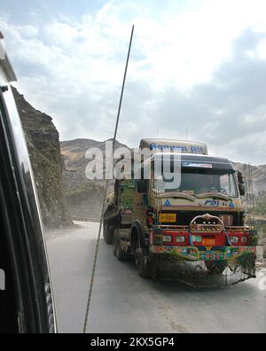 Khyber Pass/Pakistan: Ein Lkw, der den Khyber Pass in Pakistan besteigt und in Richtung Afghanistan fährt. Stockfoto