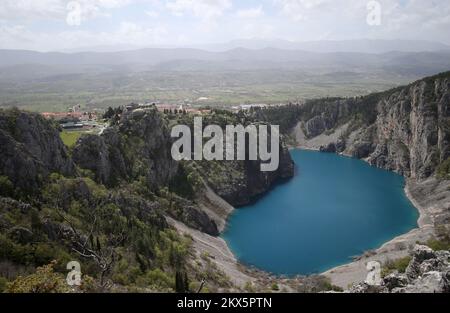 13.04.2018., Imotski, Kroatien - Blauer See (Modro jezero oder Plavo jezero) ist ein Karstsee in der Nähe von Imotski im Süden Kroatiens. Wie der nahe gelegene Rote See liegt er in einem tiefen Sinkloch, das möglicherweise durch den Einsturz einer riesigen unterirdischen Höhle entstanden ist. Die Gesamttiefe vom oberen Rand beträgt etwa 220 Meter, während die Wassertiefe je nach Saison variiert. Im Frühling, wenn der Schnee aus den umliegenden Bergen schmilzt, kann er 90 m erreichen, und im Jahr 1914 erreichte er 114 m und überflutete den südlichen Rand. Der See ist ein beliebtes Ziel für Wanderungen und Sightseeing. Foto: Ivo Cagalj/PIXSELL Stockfoto