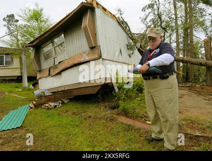 Schwerer Sturm Tornado – De Queen, Ark. , 13. April 2009 Federal Emergency Management Agency Individual Assistance Officer Glen Berry, Teil eines Stadt/Bezirk/Bundesstaat/Bundesbehörde vorläufige Schadensbeurteilung, dokumentiert ein zerstörtes Mobilheim in De Queen. Mehr als 25 Häuser in diesem Park wurden von einem der fünf dokumentierten Tornados, die an diesem Abend über mehrere Countys geritten haben, vollständig zerstört. FEMA .. Fotos zu Katastrophen- und Notfallmanagementprogrammen, Aktivitäten und Beamten Stockfoto