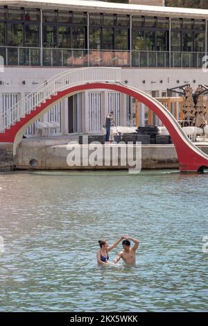 19.04.2018., Dubrovnik, Kroatien - warmes Meer und sonnige Tage zogen Touristen zum Strand in Lapad Bay. Foto: Grgo Jelavic/PIXSELL Stockfoto