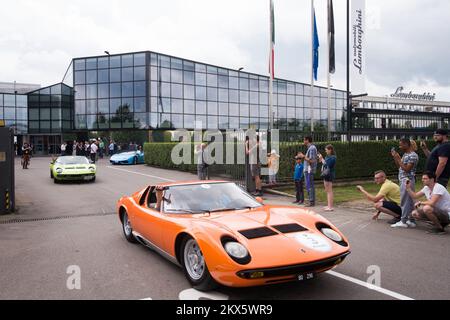 Abfahrt einer Flotte von Lamborghini Miura während der Eröffnung eines neuen Lamborghini-Museums in Sant Agata Bolognese in Bologna, Italien. Stockfoto