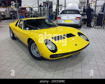 Ein seltenes 1971 SV Modell Lamborghini Miura – eines von nur 764 Modellen, die je in London gebaut wurden. Der Oldtimer ging in Flammen auf, als der Besitzer des seltenen Lamborghini Miura Sportwagens sah, wie sein geliebter Motor Feuer fing und zu einem verkohlten Wrack wurde - innerhalb weniger Minuten wurde er von gelb zu schwarz n grau. Stockfoto