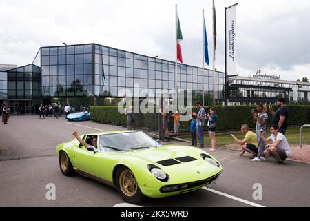 Abfahrt einer Flotte von Lamborghini Miura während der Eröffnung eines neuen Lamborghini-Museums in Sant Agata Bolognese in Bologna, Italien. Stockfoto