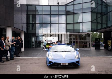 Abfahrt einer Flotte von Lamborghini Miura während der Eröffnung eines neuen Lamborghini-Museums in Sant Agata Bolognese in Bologna, Italien. Stockfoto