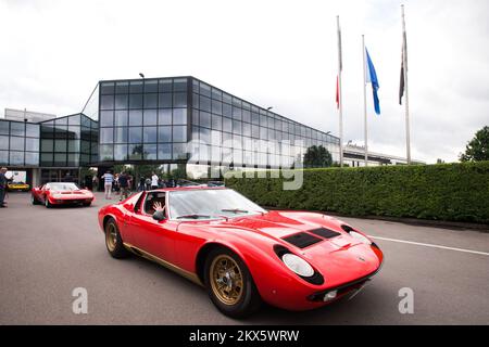 Abfahrt einer Flotte von Lamborghini Miura während der Eröffnung eines neuen Lamborghini-Museums in Sant Agata Bolognese in Bologna, Italien. Stockfoto