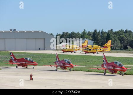 21.04.2018., Zadar, Kroatien - die Roten Pfeile, offiziell bekannt als Royal Air Force Aerobatic Team, besuchten den Luftwaffenstützpunkt Zemunik. Sie wurden von den Flügeln des Sturms (Krila Oluje), der kroatischen Air Force und Air Defence Aerobatic-Ausstellungsteam Foto: Dino Stanin/PIXSELL begrüßt Stockfoto