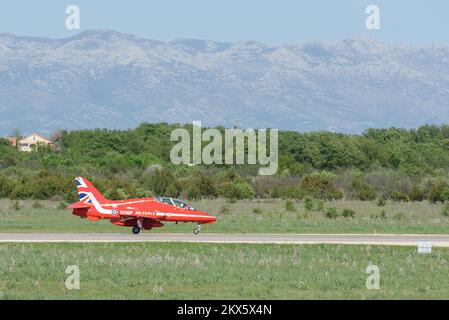 21.04.2018., Zadar, Kroatien - die Roten Pfeile, offiziell bekannt als Royal Air Force Aerobatic Team, besuchten den Luftwaffenstützpunkt Zemunik. Sie wurden von den Flügeln des Sturms (Krila Oluje), der kroatischen Air Force und Air Defence Aerobatic-Ausstellungsteam Foto: Dino Stanin/PIXSELL begrüßt Stockfoto