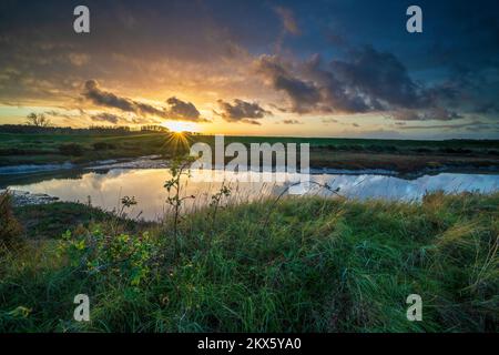 Thornham Marshes and Creek at Sunset, Thornham, Norfolk, England, Großbritannien Stockfoto