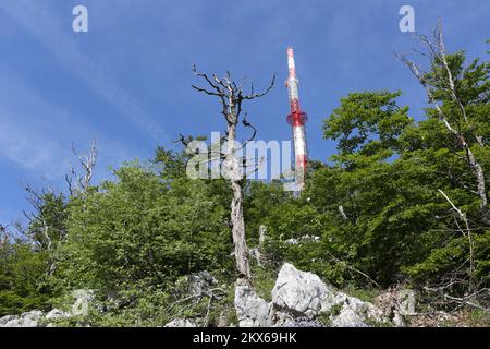 27.05.2018., Ucka - Mount Vojak ist ein Gebirgspass in einer Höhe von 1,396m m (4.580ft) über dem Meeresspiegel, der sich auf der Uèka-Gebirgskette auf der istrischen Halbinsel im Nordwesten Kroatiens befindet. Der Weg zum Gipfel ist gepflastert. Auf dem Gipfel wurde ein Turm aufgestellt, der als Aussichtsturm, Fernsehmast, Aussichtspunkt und Souvenirladen dient. Der atemberaubende Blick vom Turm blickt auf die Inseln Krk, Losinj und Cres, Gorski Kotar und Halbinsel Istrien, die Bucht von Triest, die Julischen Alpen und die Adria, bis hinunter nach Dugi Otok. Foto: Goran Kovacic/PIXSEL Stockfoto