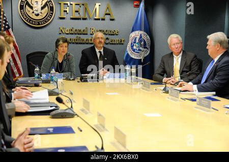 Video-Telefonkonferenz im FEMA-Hauptquartier mit Administrator W... Fotos zu Katastrophen- und Notfallmanagementprogrammen, Aktivitäten und Beamten Stockfoto