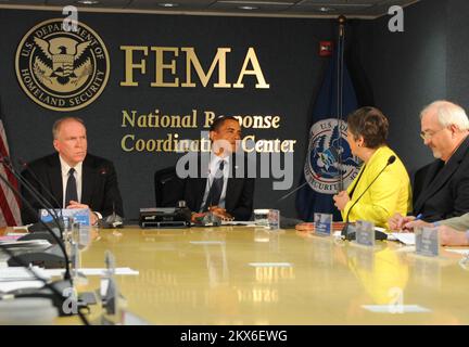 Washington, D.C., 29. Mai 2009 Präsident Obama besucht die FEMA-Zentrale, um an einer Sitzung des Homeland Security Council teilzunehmen, hier mit (l) John O. Brennan, (ganz rechts) FEMA-Administrator W. Craig Fugate und DHS-Sekretärin Janet Napolitano (r, gelbe Jacke). Am 1. Juni beginnt die Hurrikansaison, und Herr Obama wurde von Bundesbehörden und Ministerien informiert, die an der Reaktion auf und dem Wiederaufbau von Hurrikanen beteiligt sind. .. Fotos zu Katastrophen- und Notfallmanagementprogrammen, Aktivitäten und Beamten Stockfoto