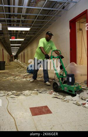 Überschwemmung Schlammlawine/Erdrutsche Schwerer Sturm – Pike County, Ky. , 6. Juni 2009 Steven Parker entfernt Fliesen aus dem Keller der Johns Creek Elementary in Pike County, KY. Der Keller wurde von den jüngsten Stürmen überflutet. FEMA ermutigt von Naturkatastrophen betroffene Einwohner, besser, stärker und sicherer wieder aufzubauen. Rob Melendez/FEMA. Schwere Stürme, Tornados, Überschwemmungen und Schlammrutschen in Kentucky. Fotos zu Katastrophen- und Notfallmanagementprogrammen, Aktivitäten und Beamten Stockfoto