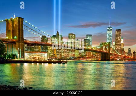 New York. Manhattan. Vereinigte Staaten. The Tribute in Light ist eine Kunstinstallation, die als Erinnerung an die Angriffe vom 11. September geschaffen wurde Stockfoto