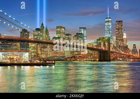 New York. Manhattan. Vereinigte Staaten. The Tribute in Light ist eine Kunstinstallation, die als Erinnerung an die Angriffe vom 11. September geschaffen wurde Stockfoto