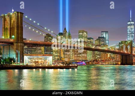 New York. Manhattan. Vereinigte Staaten. The Tribute in Light ist eine Kunstinstallation, die als Erinnerung an die Angriffe vom 11. September geschaffen wurde Stockfoto