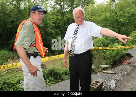 Überschwemmung Schlammlawine/Erdrutsche Schwerer Sturm - Pike County, Ky. , 11. Juni 2009 Pike County Judge Executive Wayne T. Rutherford (r) Shows , FEMA Public Assistance Coordinator Jay Parsons (l) einer der Bezirksstraßenschäden durch die jüngsten Stürme in Pike County, KY. Zuschüsse der FEMA zur öffentlichen Unterstützung helfen der lokalen Regierung, sich von Naturkatastrophen zu erholen. Rob Melendez/FEMA. Schwere Stürme, Tornados, Überschwemmungen und Schlammrutschen in Kentucky. Fotos zu Katastrophen- und Notfallmanagementprogrammen, Aktivitäten und Beamten Stockfoto