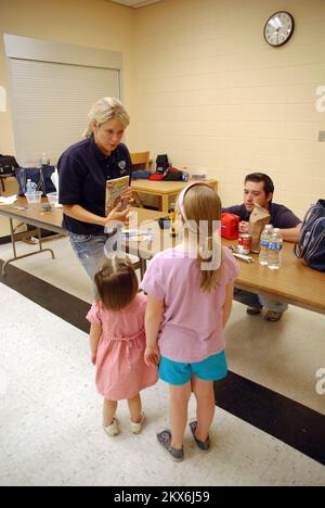 Hurrikan/Tropical Storm – Biloxi, Miss , 11. Juni 2009 Spezialist für Öffentlichkeitsarbeit Neily Chapman zeigt Kindern einige der Gegenstände, die sie in einem Katastrophenkoffer einpacken können, während einer FEMA-Präsentation im Klassenzimmer in der Margaret S. Sherry Memorial Library. Das Team der FEMA im Klassenzimmer hielt diesen Sommer Präsentationen in mehreren Bibliotheken im Harrison County, um Kindern zu helfen, sich auf die Hurrikansaison vorzubereiten. Jennifer Smits/FEMA... Hurrikan Katrina, Mississippi. Fotos zu Katastrophen- und Notfallmanagementprogrammen, Aktivitäten und Beamten Stockfoto