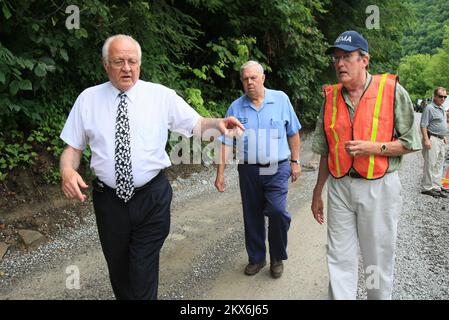 Überschwemmung Schlammlawine/Erdrutsche Schwerer Sturm - Pike County, Ky. , 11. Juni 2009 Pike County Judge Executive Wayne T. Rutherford (l) zeigt FEMA Public Assistance Coordinator Jay Parsons (r), entlang Pike County Magistrate Kenneth Robinson (c), einer der Straßenschäden des Bezirks durch die jüngsten Stürme in Pike County, KY. Zuschüsse der FEMA zur öffentlichen Unterstützung helfen der lokalen Regierung, sich von Naturkatastrophen zu erholen. Rob Melendez/FEMA. Schwere Stürme, Tornados, Überschwemmungen und Schlammrutschen in Kentucky. Fotos zu Katastrophen- und Notfallmanagementprogrammen, Aktivitäten und Beamten Stockfoto