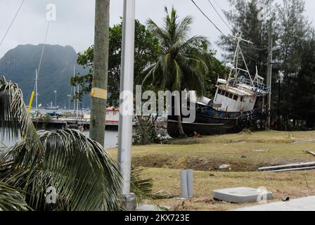 Earthquake Tsunami - Pago Pago, Amerikanisch-Samoa, 1. Oktober 2009 Pago Pago, Amerikanisch-Samoa, 1. Oktober 2009 - Ein Boot sitzt auf seiner Seite, als es während des Tsunamis, der Amerikanisch-Samoa traf, bewegt wurde. Erdbeben, Tsunami und Überschwemmungen in Amerikanisch-Samoa. Fotos zu Katastrophen- und Notfallmanagementprogrammen, Aktivitäten und Beamten Stockfoto