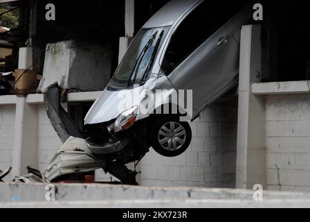 Earthquake Tsunami - Pago Pago, Amerikanisch-Samoa, 1. Oktober 2009 Pago Pago, Amerikanisch-Samoa, 1. Oktober 2009 - Ein Auto hängt an einem Parkplatz im oberen Stockwerk. Das Auto wurde vom Tsunami bewegt, der Amerikanisch-Samoa traf. Erdbeben, Tsunami und Überschwemmungen in Amerikanisch-Samoa. Fotos zu Katastrophen- und Notfallmanagementprogrammen, Aktivitäten und Beamten Stockfoto