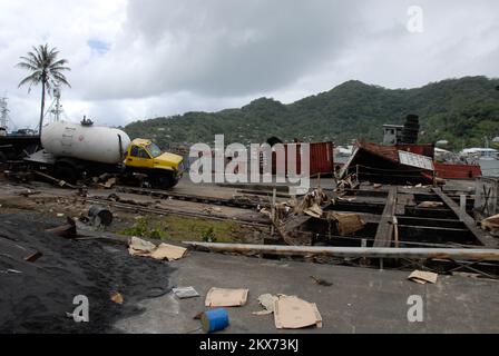 Erdbeben Tsunami - Pago Pago, Amerikanisch-Samoa, 1. Oktober 2009 der Hafen von Pago Pago wurde durch den jüngsten Tsunami beschädigt. Dieses Bild zeigt den Schaden. . Erdbeben, Tsunami und Überschwemmungen in Amerikanisch-Samoa. Fotos zu Katastrophen- und Notfallmanagementprogrammen, Aktivitäten und Beamten Stockfoto