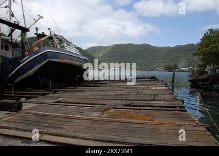 Earthquake Tsunami - Pago Pago, Amerikanisch-Samoa, 1. Oktober 2009 Pago Pago, Amerikanisch-Samoa, 1. Oktober 2009 - Ein Boot, das durch den Tsunami beschädigt wurde, sitzt auf seiner Seite. . Erdbeben, Tsunami und Überschwemmungen in Amerikanisch-Samoa. Fotos zu Katastrophen- und Notfallmanagementprogrammen, Aktivitäten und Beamten Stockfoto