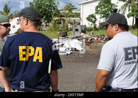 Earthquake Tsunami - Pago Pago, Amerikanisch-Samoa, 2. Oktober 2009 Chris Reiner, U. S. Environmental Protection Agency und ein Vertreter der American Samoa Environmental Protection Agency beobachten eine Sammelstelle für gefährliche Abfälle. Die Eindämmung von Sondermüll ist ein wichtiger Schritt bei der Beseitigung von Ablagerungen. Erdbeben, Tsunami und Überschwemmungen in Amerikanisch-Samoa. Fotos zu Katastrophen- und Notfallmanagementprogrammen, Aktivitäten und Beamten Stockfoto