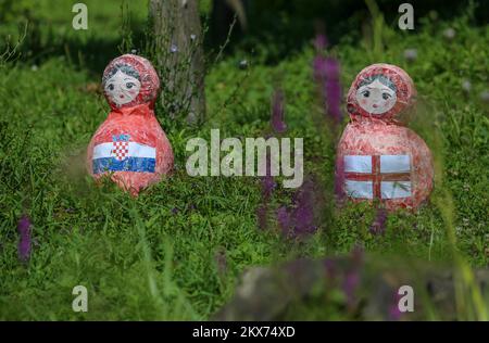 Zagreb, Kroatien, 10. Juli 2018 – Gibbon Kent und seine Familie wählen bei einer Fußballvorhersage im ZOO Zagreb in Zagreb, Kroatien, am 11. Juli 2018 eine Matryoshka-Puppe, die mit dem Muster der englischen Nationalflagge gekennzeichnet ist. Kroatien spielt im Halbfinale bei der Weltmeisterschaft 2018 in Russland gegen Engländer Foto: Matija Habljak/PIXSELL Stockfoto