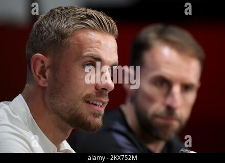 10.07.2018., Moskau, Russland - Jordan Henderson aus England spricht während der Pressekonferenz im Luzhniki-Stadion. Morgen trifft England Kroatien im Halbfinale der FIFA-Weltmeisterschaft 2018. Foto: Igor Kralj/PIXSELL Stockfoto