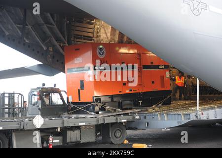 Erdbeben Tsunami - Pago Pago, Amerikanisch-Samoa, 2. Oktober 2009 FEMA-Generatoren werden aus einem C-17-Militärfrachtflugzeug entladen. Die FEMA lieferte Generatoren von ihren Lagern nach Amerikanisch-Samoa, um kritische Anlagen in Amerikanisch-Samoa mit Strom zu versorgen. Erdbeben, Tsunami und Überschwemmungen in Amerikanisch-Samoa. Fotos zu Katastrophen- und Notfallmanagementprogrammen, Aktivitäten und Beamten Stockfoto