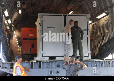 Erdbeben Tsunami - Pago Pago, Amerikanisch-Samoa, 2. Oktober 2009 FEMA-Generatoren warten darauf, aus einem C-17-Militärfrachtflugzeug entladen zu werden. Die FEMA schickte Generatoren nach Amerikanisch-Samoa, um Amerikanisch-Samoa wieder mit Strom zu versorgen. Erdbeben, Tsunami und Überschwemmungen in Amerikanisch-Samoa. Fotos zu Katastrophen- und Notfallmanagementprogrammen, Aktivitäten und Beamten Stockfoto