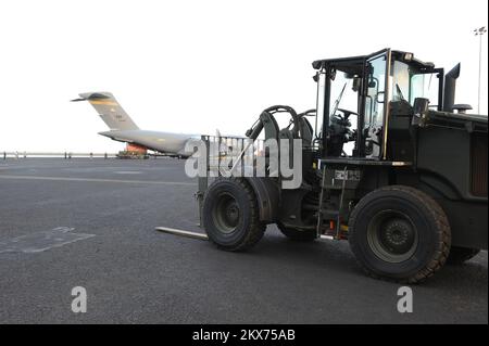 Erdbeben-Tsunami - Pago Pago, Amerikanisch-Samoa, 2. Oktober 2009 Ein Gabelstapler, der die Entladung von FEMA-Generatoren vorbereitet, wurde mit einem militärischen C-17-Frachtflugzeug nach Amerikanisch-Samoa transportiert. Die FEMA lieferte Generatoren von ihren Lagern nach Amerikanisch-Samoa, um kritische Anlagen in Amerikanisch-Samoa mit Strom zu versorgen. Erdbeben, Tsunami und Überschwemmungen in Amerikanisch-Samoa. Fotos zu Katastrophen- und Notfallmanagementprogrammen, Aktivitäten und Beamten Stockfoto