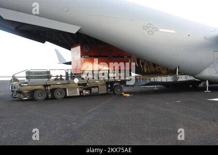 Erdbeben Tsunami - Pago Pago, Amerikanisch-Samoa, 2. Oktober 2009 FEMA-Generatoren werden aus einem C-17-Militärfrachtflugzeug entladen. Die FEMA lieferte Generatoren von ihren Lagern nach Amerikanisch-Samoa, um kritische Anlagen in Amerikanisch-Samoa mit Strom zu versorgen. Erdbeben, Tsunami und Überschwemmungen in Amerikanisch-Samoa. Fotos zu Katastrophen- und Notfallmanagementprogrammen, Aktivitäten und Beamten Stockfoto
