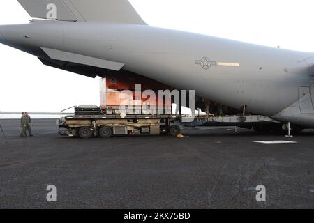 Erdbeben Tsunami - Pago Pago, Amerikanisch-Samoa, 2. Oktober 2009 FEMA-Generatoren werden aus einem C-17-Militärfrachtflugzeug entladen. Die FEMA lieferte Generatoren von ihren Lagern nach Amerikanisch-Samoa, um kritische Anlagen in Amerikanisch-Samoa mit Strom zu versorgen. Erdbeben, Tsunami und Überschwemmungen in Amerikanisch-Samoa. Fotos zu Katastrophen- und Notfallmanagementprogrammen, Aktivitäten und Beamten Stockfoto