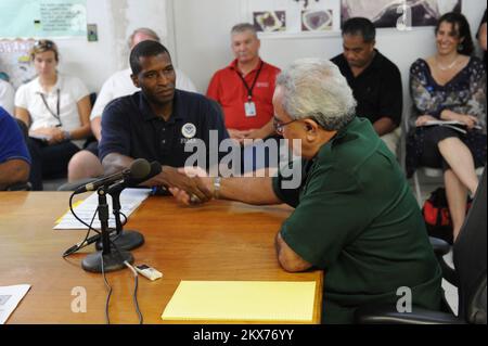 Erdbeben Tsunami - Pago Pago, Amerikanisch-Samoa, 6. Oktober 2009 Gouverneur Togiola Tulafono und Federal Coordinating Officer Kenneth Tingman geben sich die Hand, nachdem sie die Vereinbarung über die Reaktion auf das jüngste Erdbeben und den Tsunami unterzeichnet haben. Seit dem Tsunami vor einer Woche arbeiten die beiden Staats- und Regierungschefs eng zusammen, um zu reagieren und den Aufschwung herbeizuführen. . Erdbeben, Tsunami und Überschwemmungen in Amerikanisch-Samoa. Fotos zu Katastrophen- und Notfallmanagementprogrammen, Aktivitäten und Beamten Stockfoto