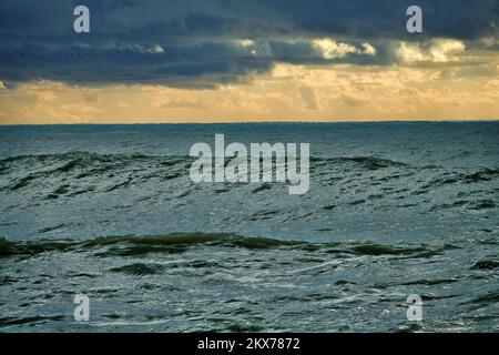 Alle zehn Jahre kommt es zu einem Sturm mit sieben Punkten. Kataklysmen und Wetterphänomene auf See, Stürme und Hurrikane im Herbst Stockfoto