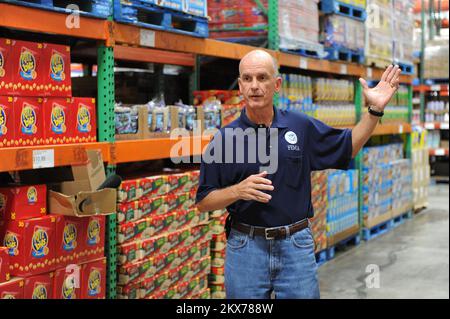 Erdbeben-Tsunami - Pago Pago, Amerikanisch-Samoa, 10. Oktober 2009 Stellvertretender Bundeskoordinator Gerard Stolar weist auf die Fülle an Rohstoffen in einem lokalen Dorfladen hin. Während die lokalen Unternehmen beginnen, zu florieren, beginnen die Amerikanisch-Samoaner nach der Reaktion auf den Tsunami vom September 29. eine Rückkehr zur Normalität. Dan Stoneking/FEMA. Erdbeben, Tsunami und Überschwemmungen in Amerikanisch-Samoa. Fotos zu Katastrophen- und Notfallmanagementprogrammen, Aktivitäten und Beamten Stockfoto